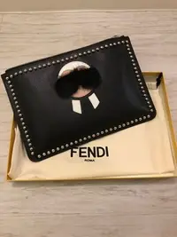 在飛比找Yahoo!奇摩拍賣優惠-FENDI 老佛爺卯釘黑手拿包 真品