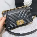 CHANEL 香奈兒 黑色 山型紋 滑面牛皮 雙C 金轉釦 BOY 20CM 斜背包 (中友店) 14801