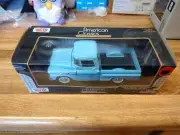 Motor Max American Classics 1956 Chevy Apache Fleetside Pickup - 1:24 Scale