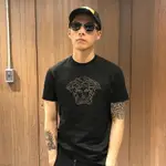 美國百分百【全新真品】VERSACE 凡賽斯 圓領短袖 T恤 LOGO 水鑽 美杜莎 T-SHIRT 黑色 AJ24