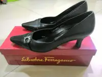 在飛比找Yahoo!奇摩拍賣優惠-Salvatore Ferragamo  經典logo女鞋 