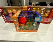 New Memory Lane Good Ol' Charlie Brown Great Pumpkin Peanuts Figure Collections