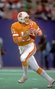 Quarterback Steve DeBerg Tampa Bay Buccaneers drops back to pass a- Old Photo 3