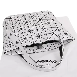 ISSEY MIYAKE BAOBAO-搖滾幾何方格7x10皮質拉鍊托特包(霧淺灰)