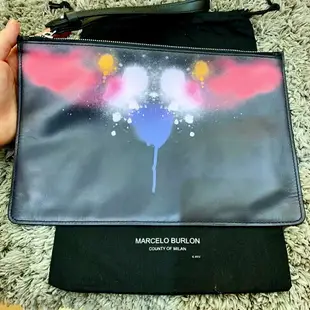 (Little bee小蜜蜂精品)MARCELO BURLON MB潑墨翅膀手拿包(零碼庫存)