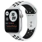 APPLE WATCH SE NIKE+ GPS , 44MM 銀色鋁金屬錶殼 黑底洞白色運動錶帶 _ 台灣公司貨