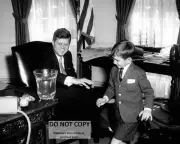 JOHN F. KENNEDY WITH NEPHEW ROBERT F. KENNEDY, JR. IN 1961 - 8X10 PHOTO (MW-745)