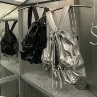 在飛比找樂天市場購物網優惠-ANNAS 韓國銀色後背包 反光金屬感包包 抽繩束口包 亮面
