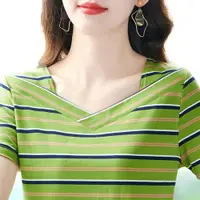 在飛比找ETMall東森購物網優惠-綠色條紋短袖t恤女夏2023新款媽媽純棉半袖時尚百搭韓版上衣