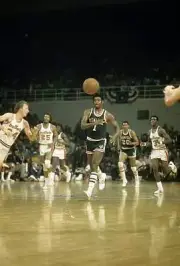 Oscar Robertson Of The Milwaukee Bucks 1971 OLD BASKETBALL PHOTO 7