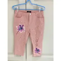 在飛比找蝦皮購物優惠-PAINI粉紅色銀粉花朵噴墨圖案破洞設計7分褲