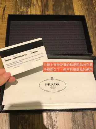 PRADA經典浮雕LOGO防刮牛皮拉鍊長夾（牡丹粉）