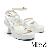 在飛比找momo購物網優惠-【MISS 21】跩甜小氣質LOGO釦細帶大頭高跟涼鞋(白)