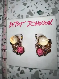在飛比找Yahoo!奇摩拍賣優惠-出清--新款上架美國大牌Betsey Johnson秀氣耳環