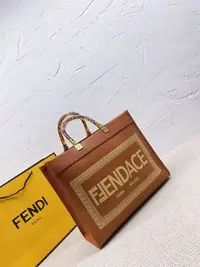 在飛比找Yahoo!奇摩拍賣優惠-【熱賣精選】  Fendi versace 合作款 棕色單肩