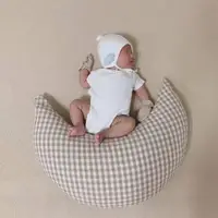 在飛比找樂天市場購物網優惠-Baby童衣 格紋抱枕 月亮枕 睡覺抱枕 枕頭 嬰兒枕頭 8