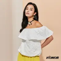 在飛比找momo購物網優惠-【HONOR 山形屋】立體浮雕花紋荷葉一字領上衣(MOMO獨