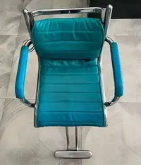 在飛比找Yahoo!奇摩拍賣優惠-二手美髮椅可以升降油壓限面交