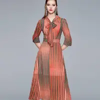在飛比找momo購物網優惠-【a la mode 艾拉摩兒】螢光漸層線條波紋五分袖長洋裝