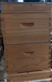10 FRAME BEEHIVE SPECIAL EDITION. 3 BOXES. FRAMES AND ACCESSORIES. BEE HIVE.