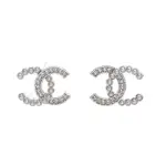 【CHANEL 香奈兒】 經典雙C LOGO半珍珠半水鑽耳環 (銀)