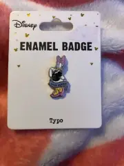 Typo Disney Sass Queen Daisy Duck Pin Badge Acc4