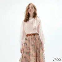 在飛比找momo購物網優惠-【iROO】簍空花朵刺繡上衣