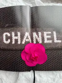 在飛比找Yahoo!奇摩拍賣優惠-Chanel香奈兒山茶花胸針超大尺寸9.3新粉色山茶花芭比粉