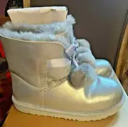 UGG k Gita silver metallic pull on boot, 6 Big Kids, size 7.5/8 women size, new