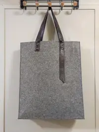 在飛比找Yahoo!奇摩拍賣優惠-全新灰色羊毛氈手提袋 購物袋 讀書袋 環保袋