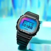 在飛比找momo購物網優惠-【CASIO 卡西歐】G-SHOCK 仲夏天空漸變虹彩玻璃電