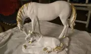PURE WHITE RESIN STANDING MARE & RESTING COLT STATUE 6Tx8Wx4D W/GOLD MANES&TAIL