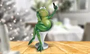 7.5"H Frog Taking Selfie Picture Statue Funny Animal Figurine Room Decor