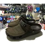 CROCS 卡駱馳 男鞋 沙灘鞋 洞洞鞋 尤肯 YUKON 皮面 休閑 防滑 軟底 戶外 包頭 涼拖鞋 尤肯三代 咖啡色