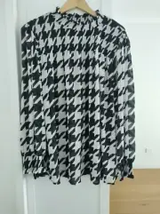 AUTOGRAPH Women's Plus Size 26 Black & White Ruffle Smocked Top BNWT