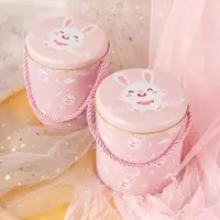 在飛比找ETMall東森購物網優惠-新款可愛兔年滿月盒喜糖盒手提馬口鐵盒周歲百日伴手禮滿月禮盒