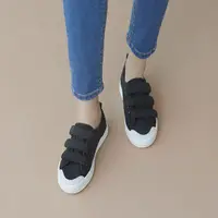 在飛比找蝦皮購物優惠-韓國帆布鞋 零碼特價 綁帶小白鞋 魔鬼氈帆布鞋 tutti.