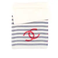 在飛比找PChome24h購物優惠-CHANEL Logo 紅藍條紋莫代爾棉及羊毛混絲圍巾/披肩