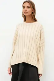 Anders Jumper - Relaxed Ribbed Crew Neck Jumper with Back Split in Cream