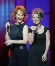 Singer Reba McEntire and American Idol winner Kelly Clarkson perfo - Old Photo 1