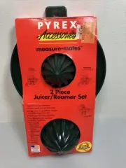 Vintage Pyrex Accessories 2 Piece Plastic Juicer/Reamer Set. Green. NOS