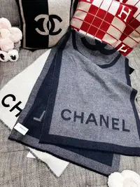 在飛比找Yahoo!奇摩拍賣優惠-Chanel香奈兒深灰色大logo羊絨圍巾大披肩也適用于家具