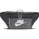 [Nike] 新款 運動休閒大腰包 側背包 郵差包 手提包 必買 帥氣 黑 CV1411010《曼哈頓運動休閒館》