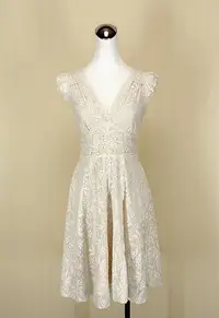 在飛比找Yahoo!奇摩拍賣優惠-貞新二手衣 韓 米色雕花V領無袖蕾絲棉質洋裝S號(25217