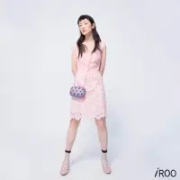 在飛比找momo購物網優惠-【iROO】蕾絲花朵女人設計無袖短洋