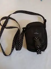 NWOT Samsonite camera bag. Small. 6.5 x 4 x 2. Long adjustable strap.Pockets
