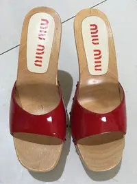 在飛比找Yahoo!奇摩拍賣優惠-全新真品MIU MIU紅色木屐造型高跟鞋/厚底鞋/涼鞋/拖鞋