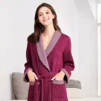 在飛比找Yahoo奇摩購物中心優惠-華歌爾睡衣-仕女系列 M-L條紋鋪棉絲瓜領綁帶睡袍(醇酒紅)