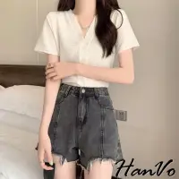 在飛比找momo購物網優惠-【HanVo】現貨 甜美V領排扣皺皺上衣(韓版休閒百搭針織外