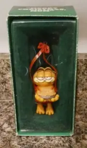 Vintage Garfield Enesco Christmas Ornament MIB Holding Pie Figurine Comic Cat